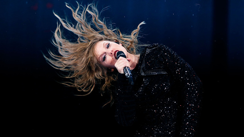 Taylor Swift performing