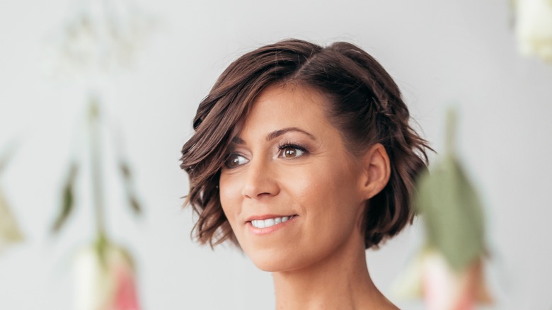 Woman with wavy bob hair