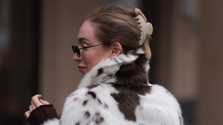 Woman wearing a claw clip