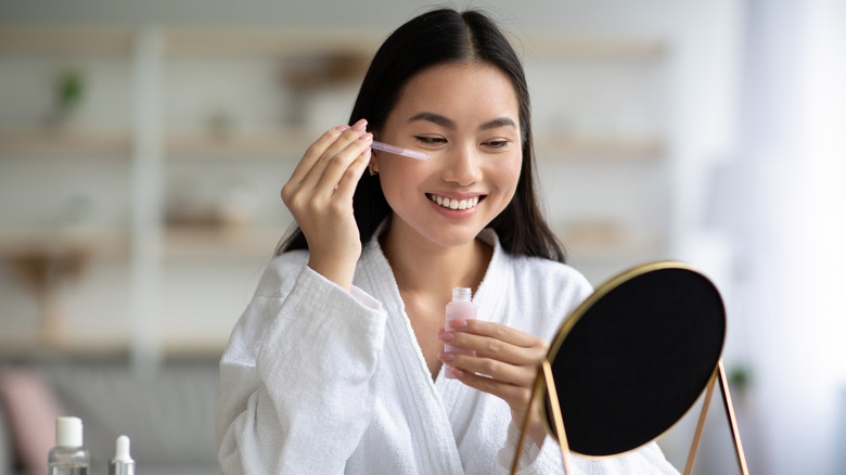 Applying eye product