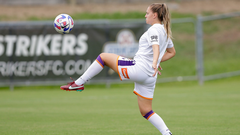 Woman playing soccer 