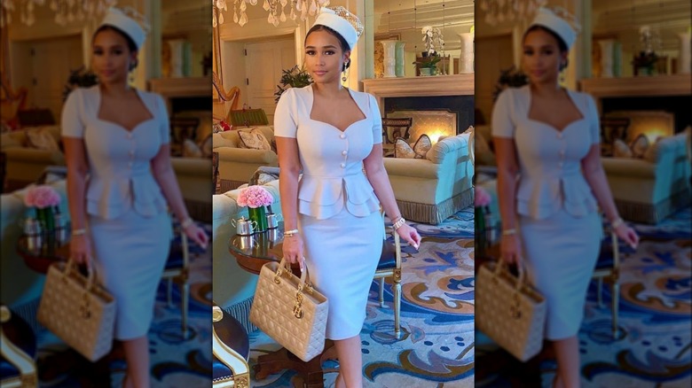 woman in pillbox hat