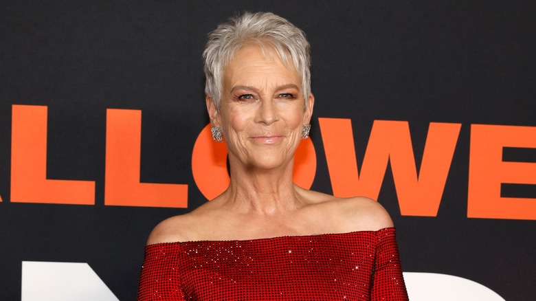 Jamie Lee Curtis kn a red carpet