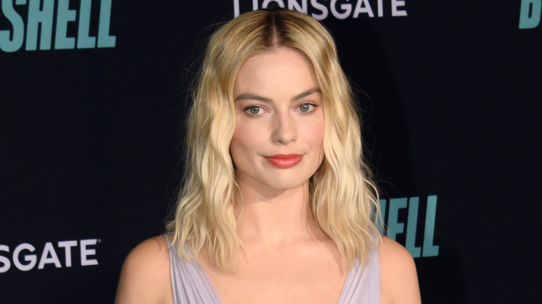 Margot Robbie posing