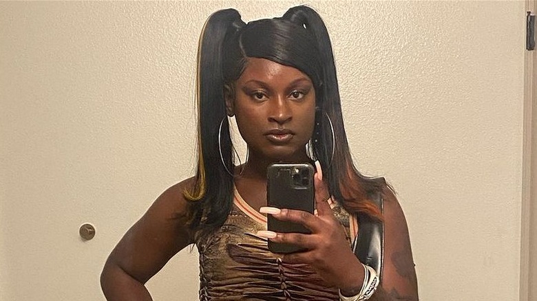 Pia Davis posing in the mirror