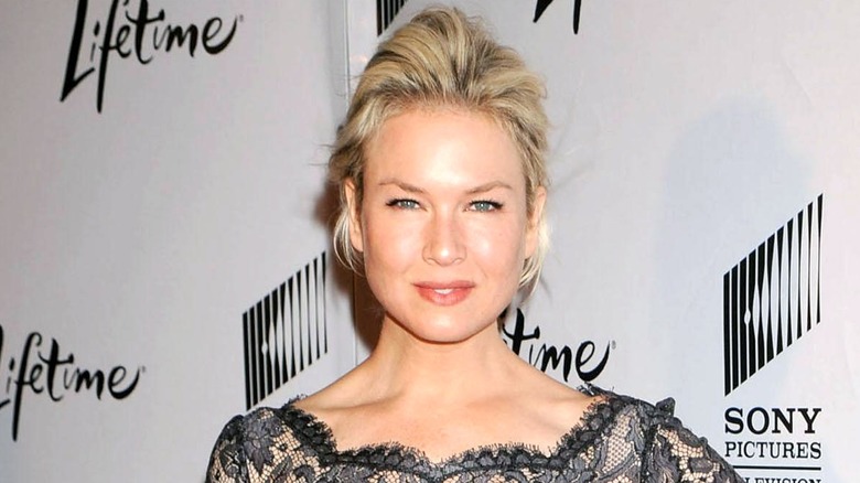 Renee Zellweger posing