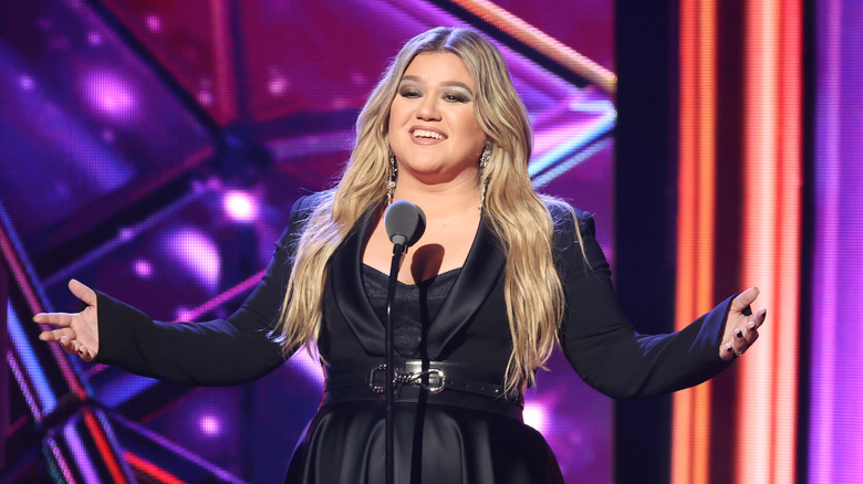 Kelly Clarkson speaking at an event
