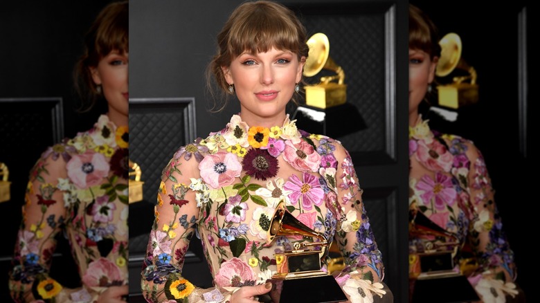 Taylor Swift wearing her hair pulled back at the Grammy's