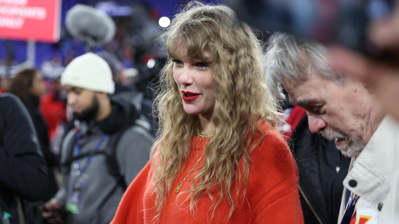 Taylor Swift with curly hair