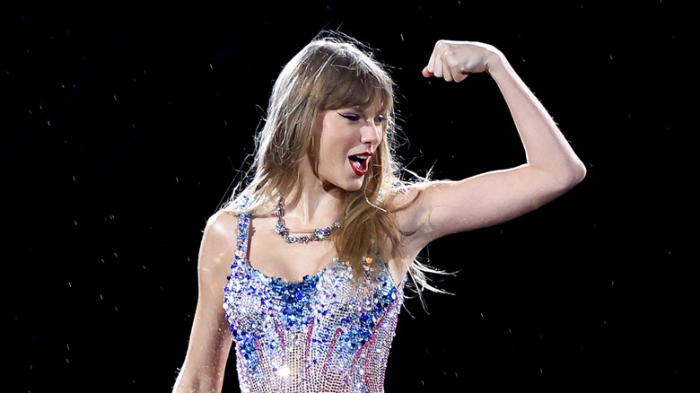 Taylor Swift showing her muscle