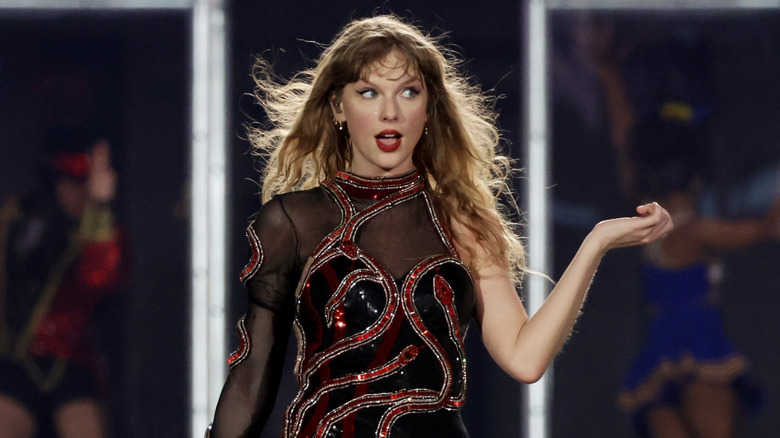 Taylor Swift performing