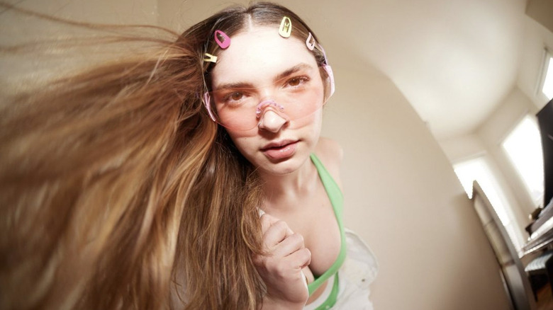 Model posing for TomboyX