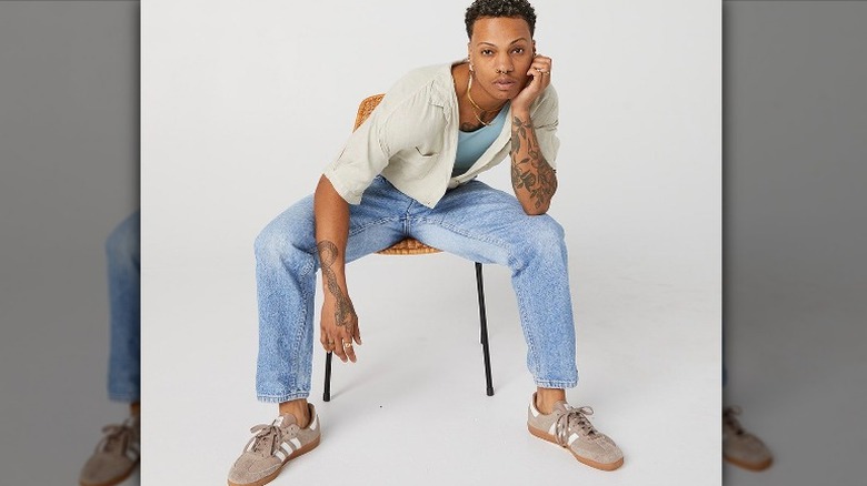 Model posing for Urbody